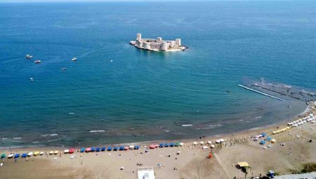 Mersin kıyıları 9 günlük tatili fırsat bilen aileleri ağırlamaya başladı